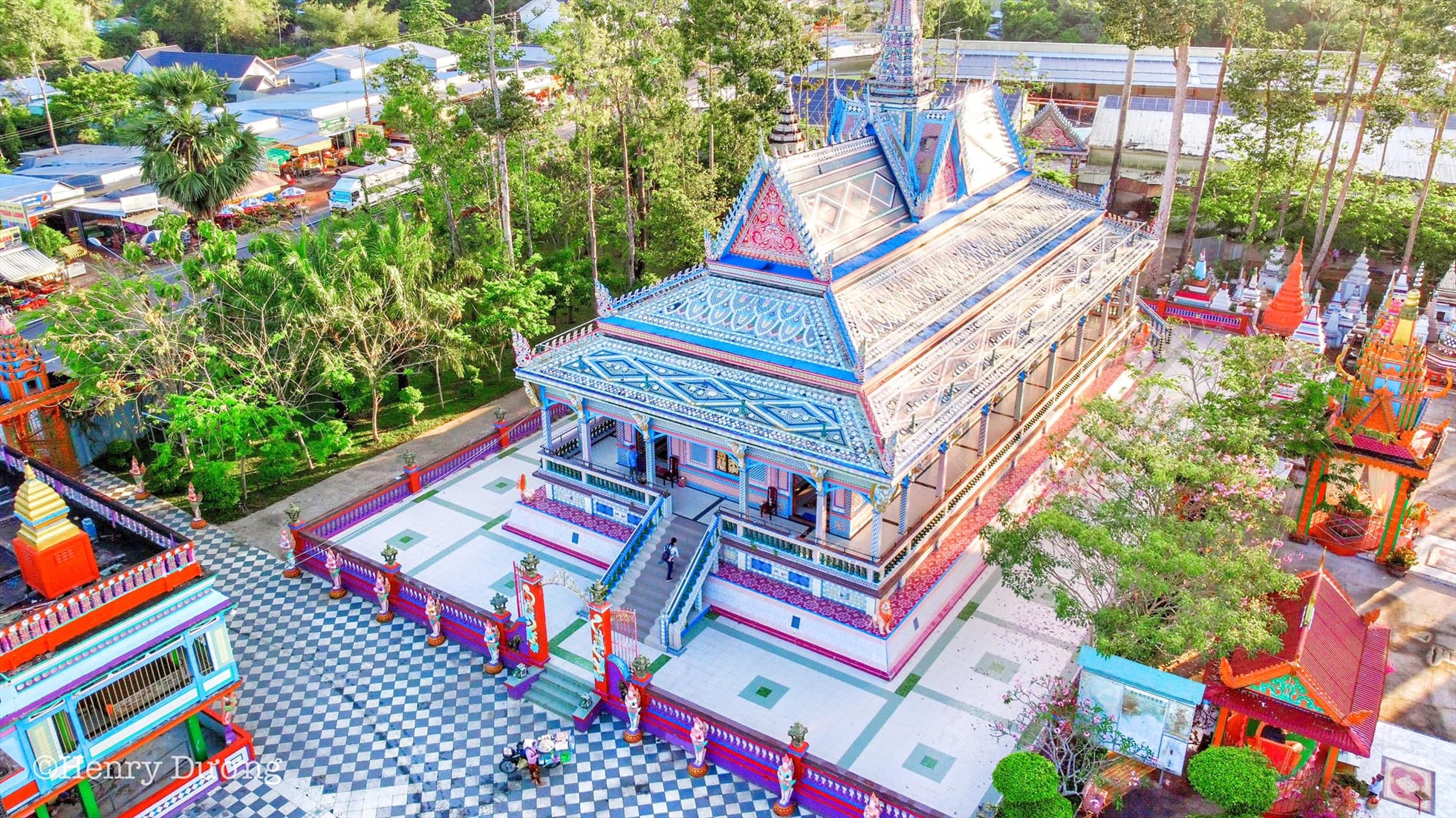 Chùa được xây dựng vào năm 1815 và được trùng tu, xây dựng lại năm 1969 sau khi bị hư hại nặng do chiến tranh. Khuôn viên Chùa Chén Kiểu rất rộng với nhiều cây xanh thoáng mát, tạo cho du khách cảm giác thoải mái, bình yên.