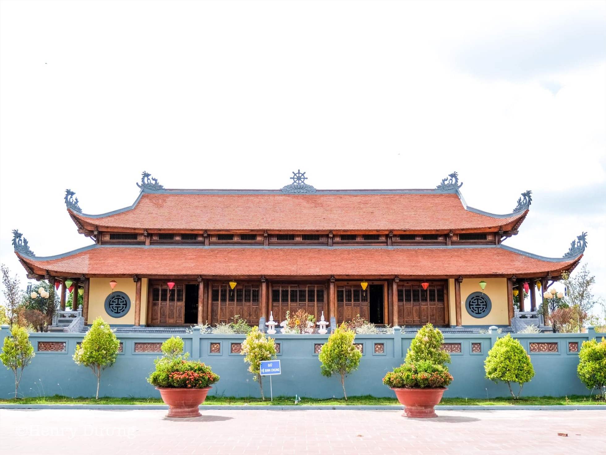 Điểm đến tiếp theo của hành trình là Thiền Viện Trúc Lâm Sóc Trăng. Nơi đây có hơn 18 công trình được xây dựng với kiến trúc độc đáo như: cổng tam quan, lầu trống, lầu chuông, bảo tháp, tam bảo, nhà tổ, nhà trụ trì, hội trường.