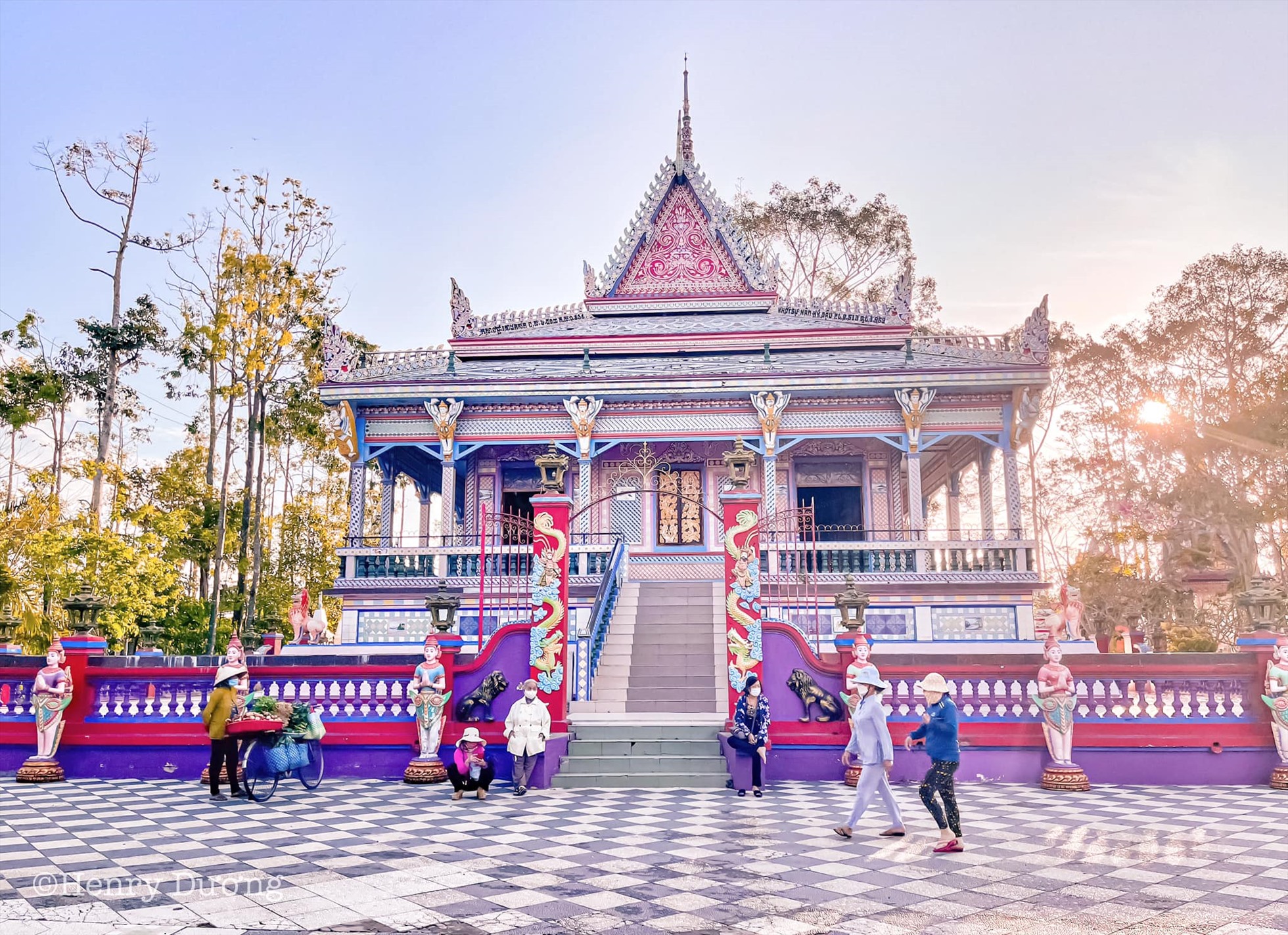 Chùa Chén Kiểu còn gọi là chùa Sà Lôn thuộc xã Đại Tâm, huyện Mỹ Xuyên, tỉnh Sóc Trăng nằm ngay quốc lộ 1A, cách thành phố Sóc Trăng khoảng 12 km, theo hướng từ thành phố Sóc Trăng đi Bạc Liêu.