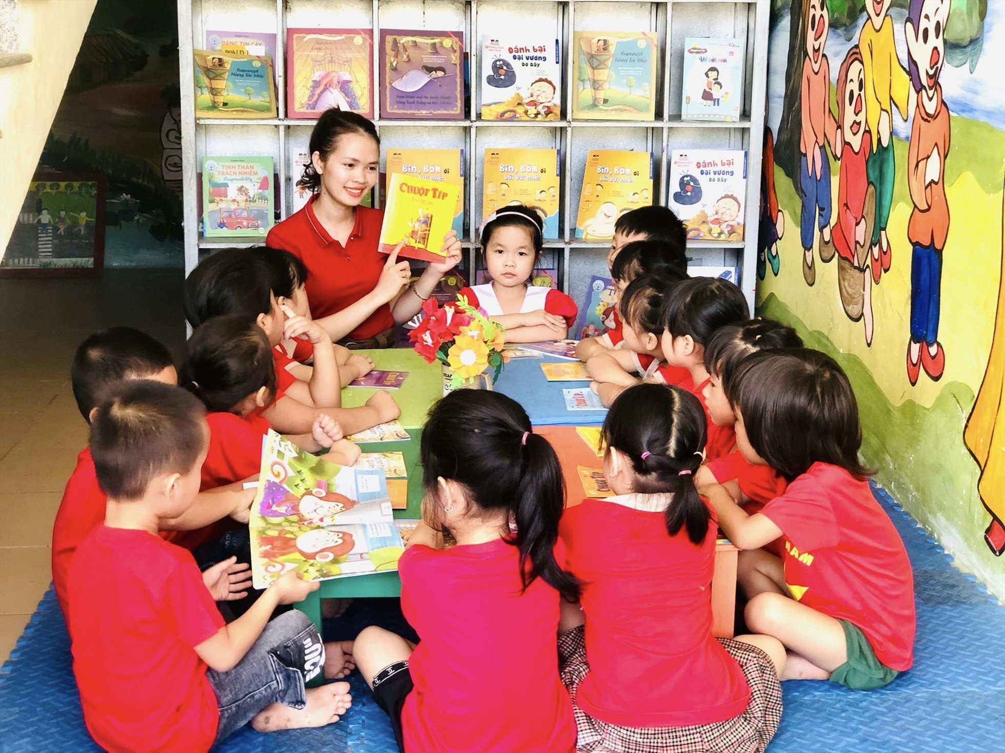Giáo viên và học sinh tiểu học huyện Hương Khê (Hà Tĩnh) trong giờ học. Ảnh: La Giang