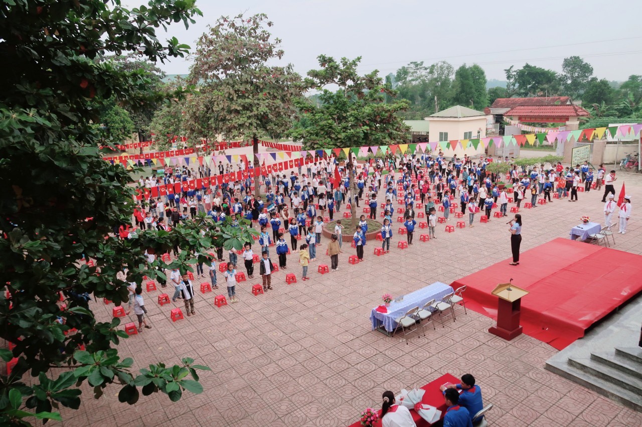 Học sinh Trường Tiểu học Hương Giang, huyện Hương Khê (Hà Tĩnh) trong một hoạt động tập thể. Ảnh: La Giang