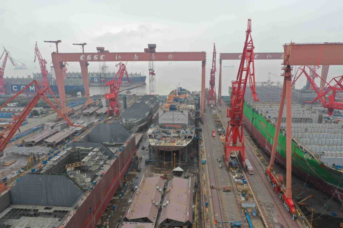 Tàu chở LNG đang được đóng tại Thượng Hải. Ảnh: China Daily