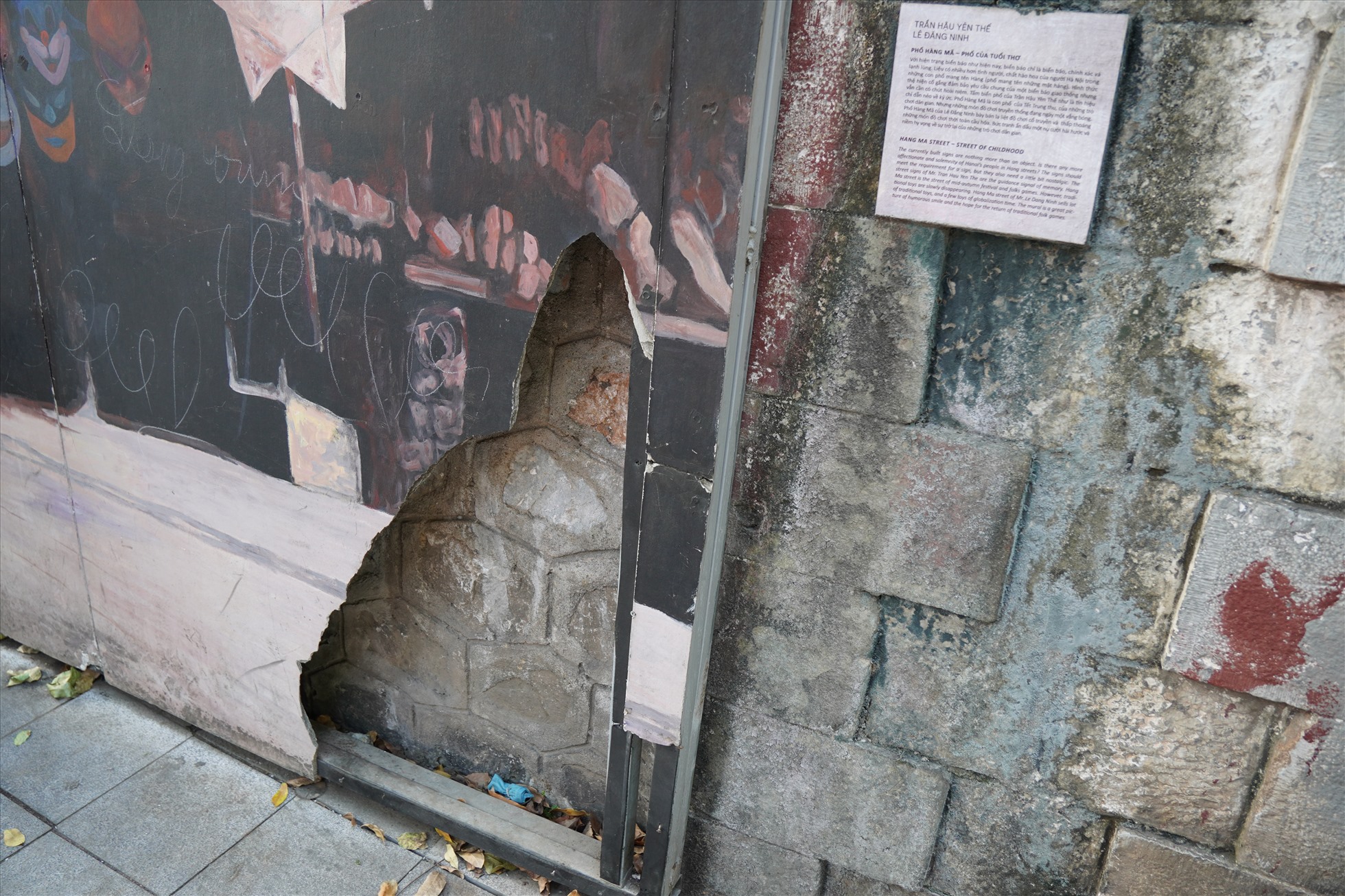 Tấm bích họa về phố Hàng Mã ở ô vòm số 60 bị vỡ một góc. Ảnh: Hữu Chánh