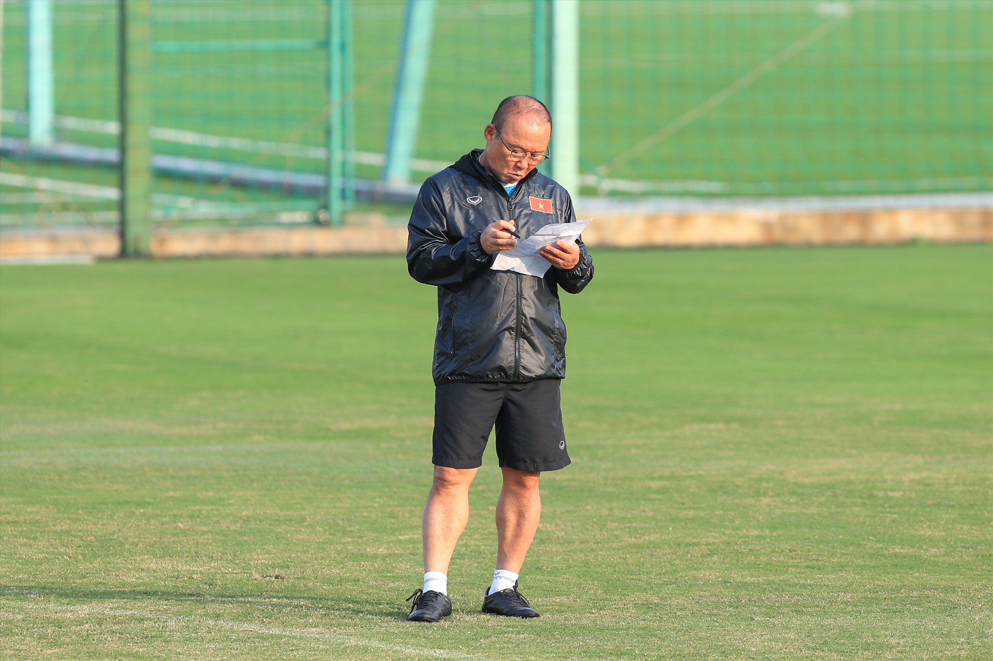 Huấn luyện viên Park Hang-seo tới khá sớm. Ông ghi chép các ý tưởng, chiến thuật lên giấy.