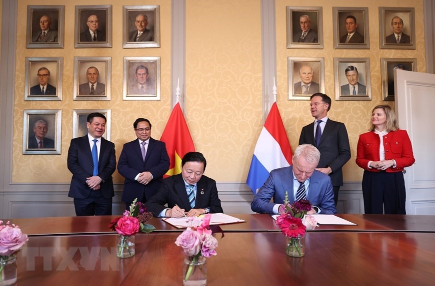 Thủ tướng Phạm Minh Chính và Thủ tướng Hà Lan Mark Rutte chứng kiến lễ ký kết văn kiện hợp tác giữa hai nước. Ảnh: TTXVN