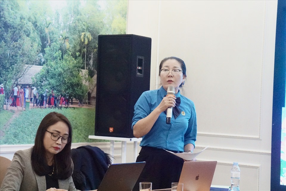 Bà Nguyễn Thị Thu Nhi - Phó Chủ tịch Liên đoàn Lao động tỉnh phát biểu tại hội nghị. Ảnh: Quỳnh Trang