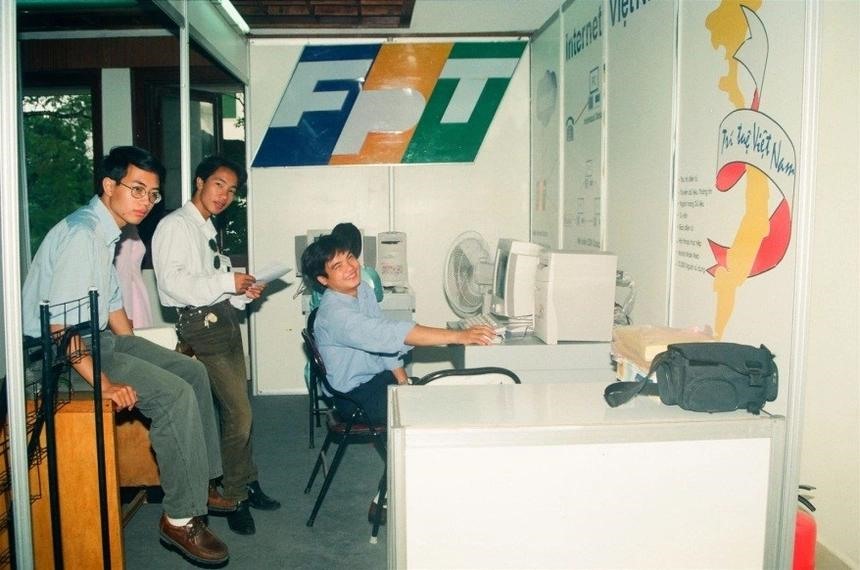 Những hình ảnh đầu tiên của FPT Telecom chỉ với 4 nhân sự. Ảnh: FPT Telecom