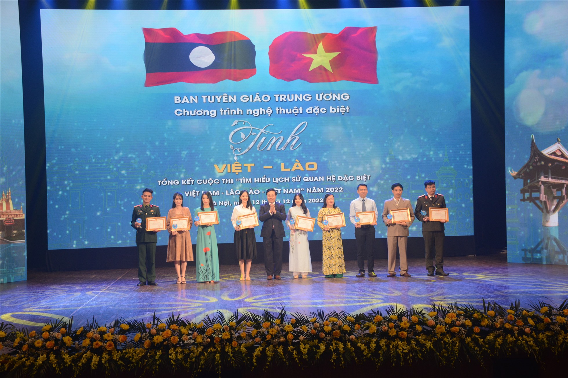 Đồng chí Phạm Bình Minh trao bằng khen và kỷ niệm chương tặng các thí sinh đạt giải Nhất của Cuộc thi.