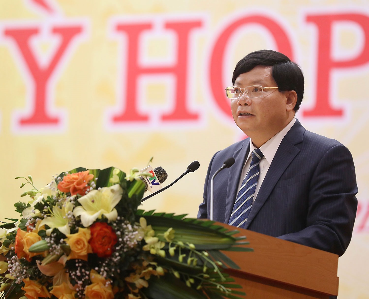 Giám đốc Sở Nông nghiệp và Phát triển nông thôn Nguyễn Minh Tuấn trả lời chất vấn tại Kỳ họp.