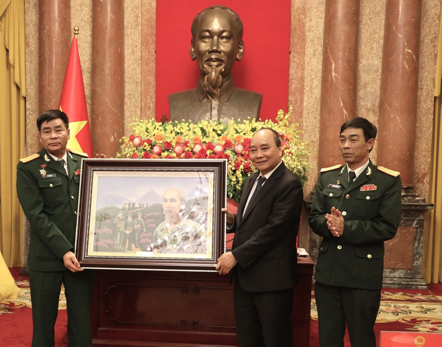 Chủ tịch nước tặng tranh lưu niệm Ban liên lạc Cựu chiến binh Sư đoàn 341. Ảnh: VPCTN