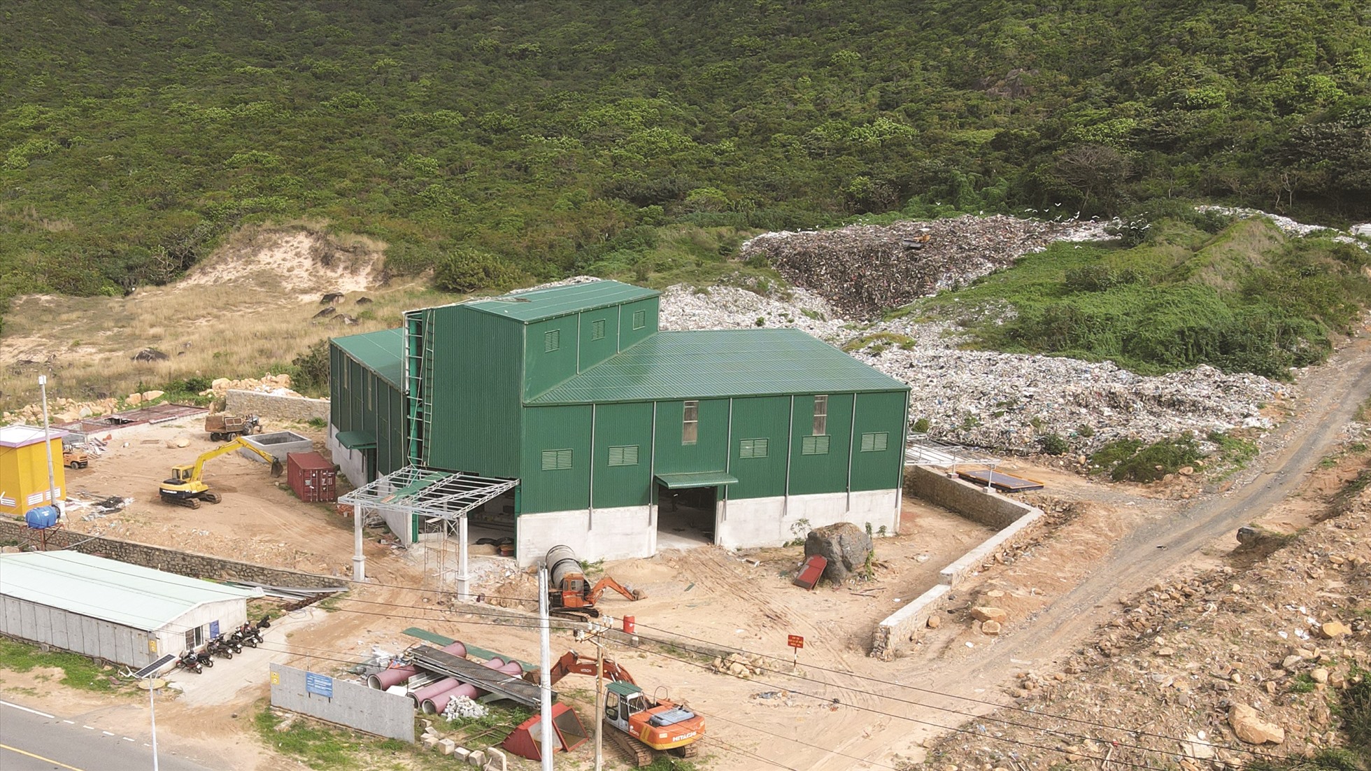 Hoàn thiện nhà máy để xử lý rác tồn đọng tại khu vực Bãi Nhát huyện Côn Đảo. Ảnh: Khánh Lâm