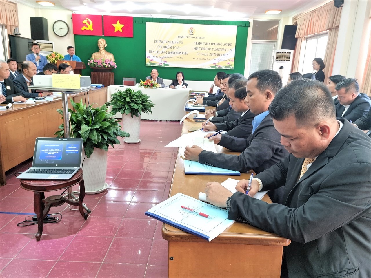 Các cán bộ Liên hiệp Công đoàn Campuchia tham gia tập huấn. Ảnh: Nam Dương