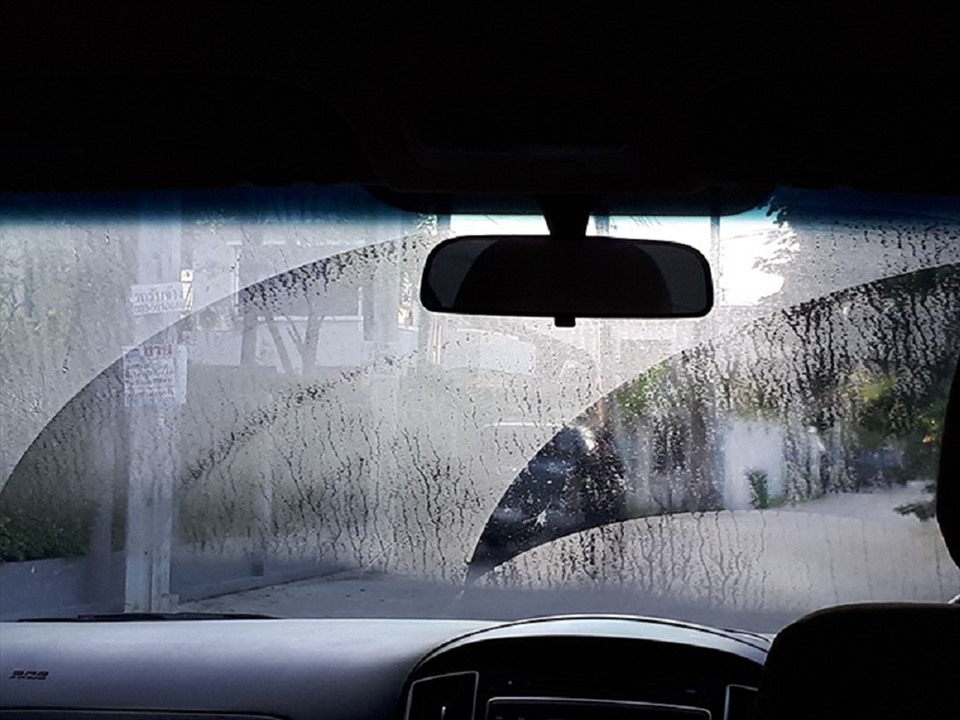 Hệ thống làm tan sương mù trên xe ôtô có nhiệm vụ loại bỏ nước ngưng tụ trên bề mặt kính chắn gió. Ảnh: Nguyễn Văn Hải