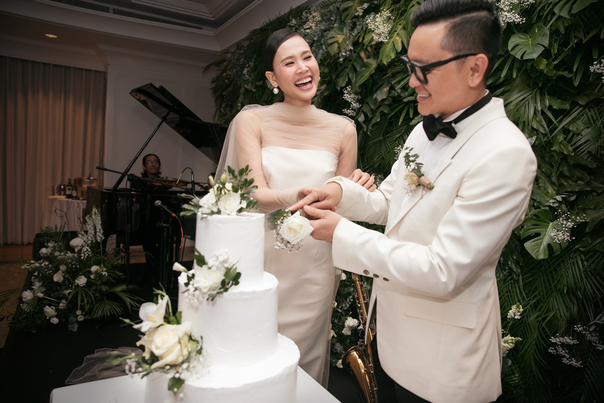 Không gian tiệc cưới của Hoa hậu Dương Mỹ Linh được trang trí sang trọng với 2 tông màu chủ đạo xanh - trắng. Ảnh: Kiếng Cận