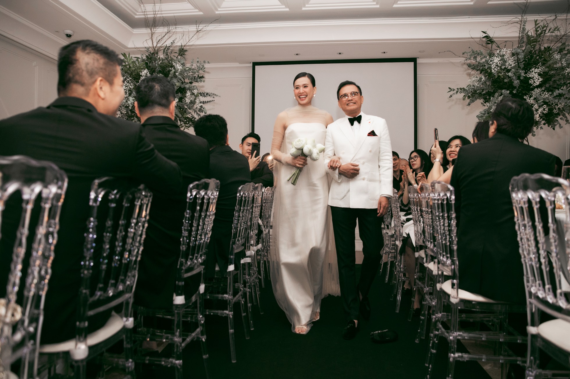 Trong tiệc cưới, Hoa hậu Dương Mỹ Linh lựa chọn hai bộ váy trắng thanh lịch, sang trọng của nhà thiết kế Đỗ Mạnh Cường và Lâm Gia Khang. Ảnh: Kiếng Cận
