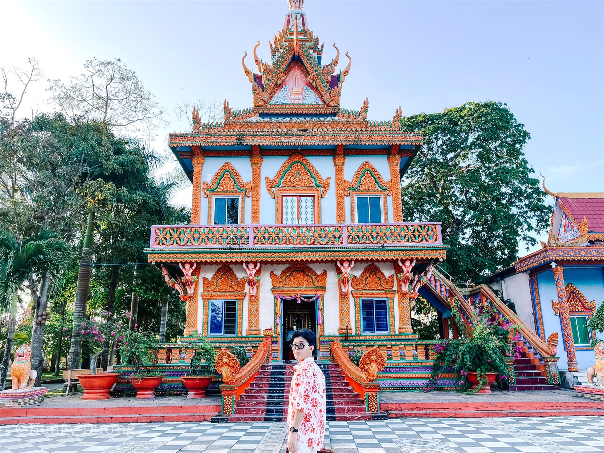 Đây cũng là điểm đến lý tưởng với những ai yêu thích khám phá hay check-in với những công trình kiến trúc cổ kính.