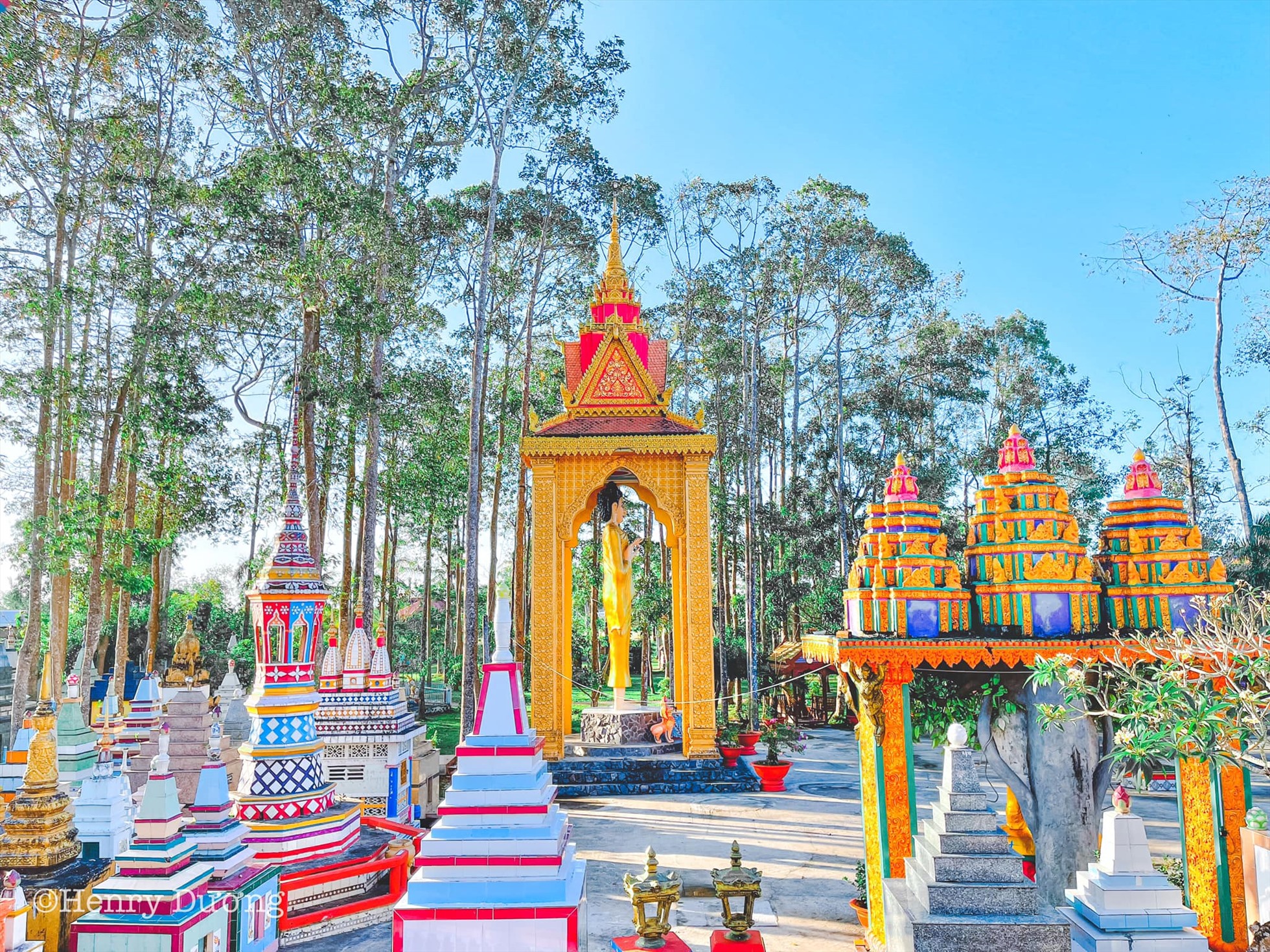 Hậu viện chùa là khu vườn Phật Thích Ca giảng đạo và nhập Niết bàn. Đây là quần thể kiến trúc gồm nhiều tượng Phật lớn nhỏ, mô phỏng khá sinh động quá trình ra đời, đi tìm chân lý, giác ngộ cho đến khi nhập cõi Niết bàn của đức Phật Thích Ca.