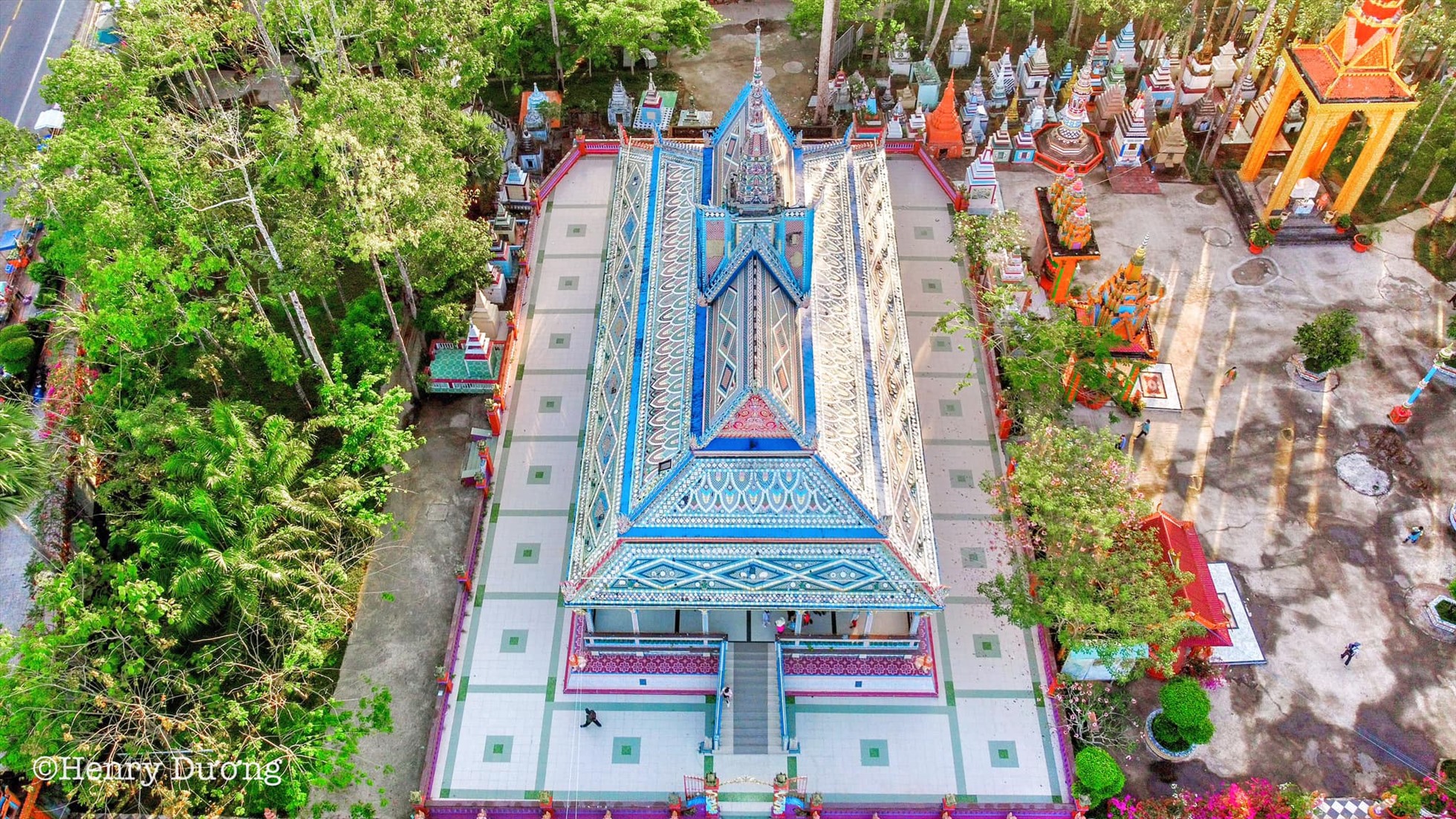 Khuôn viên Chùa Chén Kiểu rất rộng với nhiều cây xanh thoáng mát, tạo cho du khách cảm giác thật thoải mái.