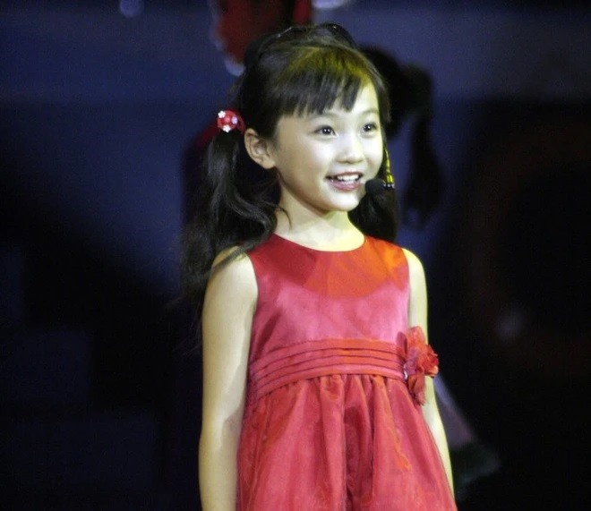 Lâm Diệu Khả trong bộ váy màu đỏ, tự tin biểu diễn tại lễ khai mạc Thế vận hội Bắc Kinh 2008. Ảnh: Xinhua