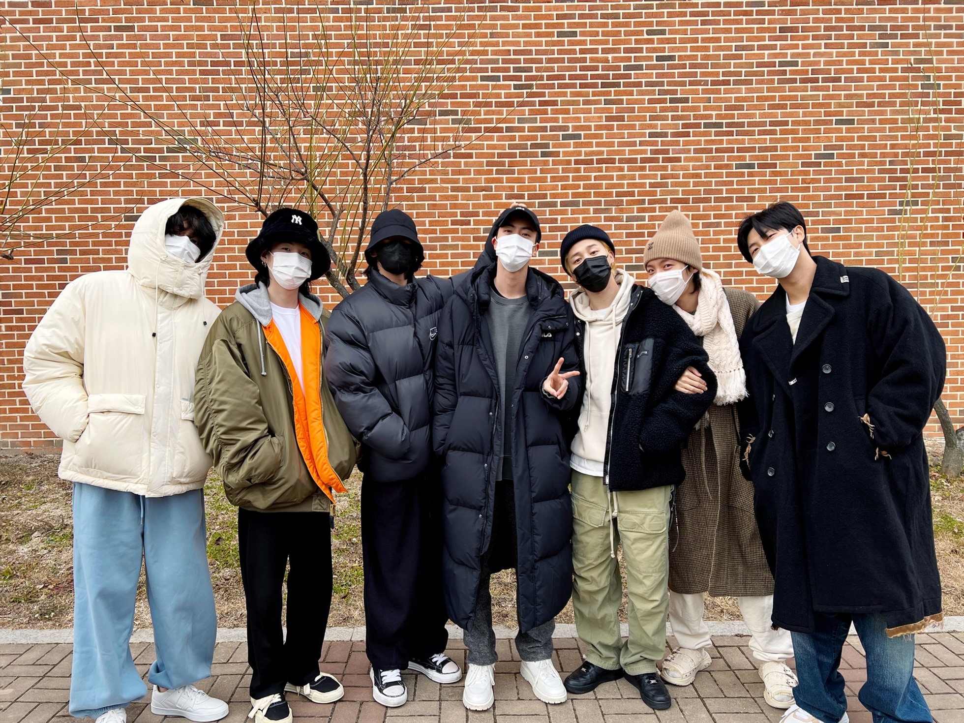 BTS có mặt đông đủ để tạm biệt Jin - thành viên đầu tiên trong nhóm thực hiện nghĩa vụ quân sự. Ảnh: Instagram