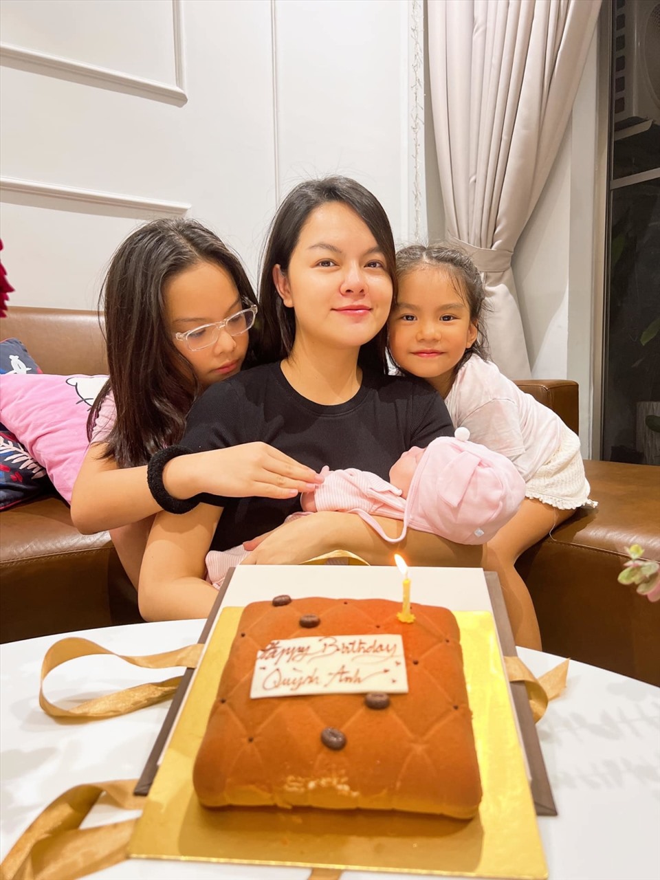 Phạm Quỳnh Anh hạnh phúc bên 3 cô con gái nhỏ. Ảnh: Nhân vật cung cấp
