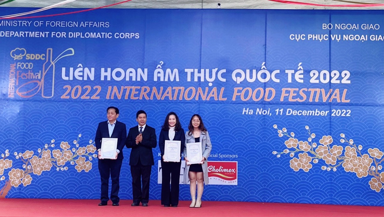 Bà Hoàng Thị Thanh Thủy (thứ 2 từ phải sang)- Giám đốc Kinh doanh quốc tế Tập đoàn TH nhận chứng nhận từ BTC
