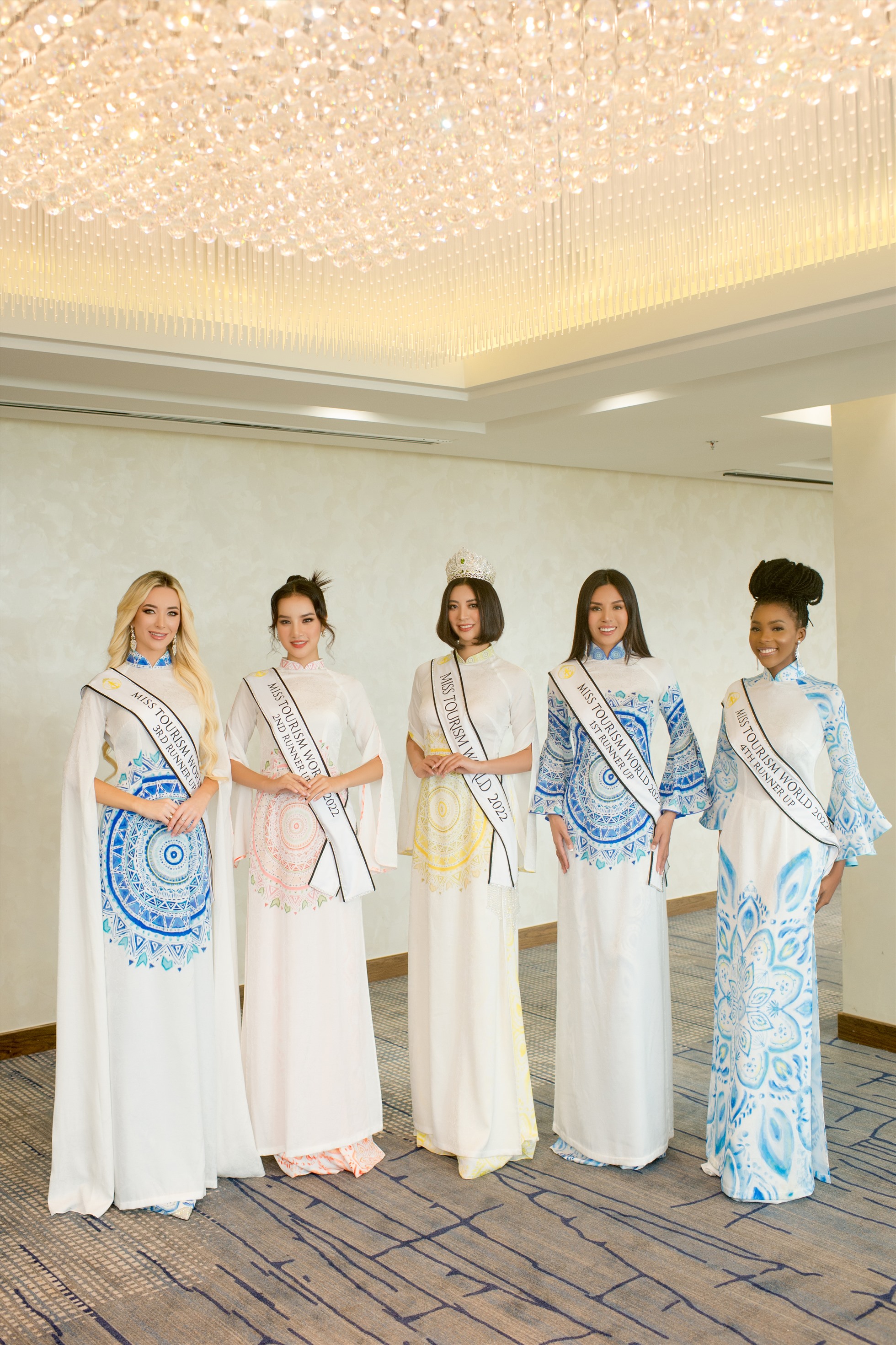 Trong đêm chung kết Miss Tourism World 2022 tổ chức ở Vĩnh Phúc, người đẹp xứ Phù Tang tỏa sáng với nét đẹp hiện đại, khả năng catwalk tự tin, chuyên nghiệp và cách ứng xử thông minh.  “Khi về nước tôi sẽ mang theo tình cảm, sự trân trọng của người dân và bạn bè ở Việt Nam dành cho mình. Tôi hạnh phúc khi có dịp dự thi nhan sắc ở Việt Nam, qua đó giới thiệu hình ảnh Nhật Bản, Việt Nam với bạn bè thế giới“, Erina Hanawa nói.