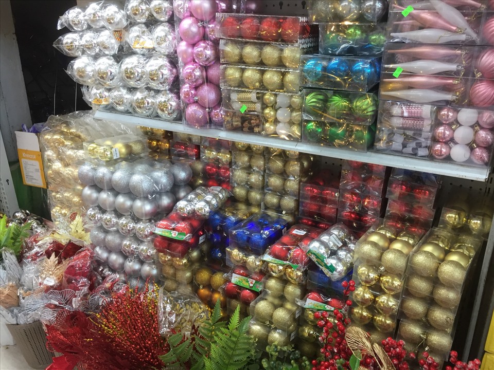 Những quả cầu trang trí có giá 5.000 đồng-15.000 đồng tùy kích thước.