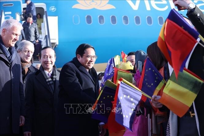 Cán bộ, nhân viên Đại sứ quán và cộng đồng người Việt Nam tại Bỉ đón Thủ tướng Phạm Minh Chính. Ảnh: TTXVN