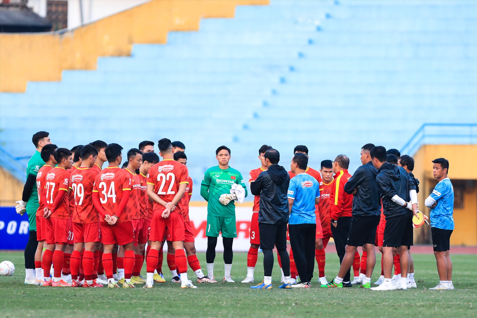 Chiều nay (13.12), đội tuyển Việt Nam đã có buổi tập làm quen sân Hàng Đẫy chuẩn bị cho trận đấu gặp đội tuyển Phlippines diễn ra tối mai (14.12).