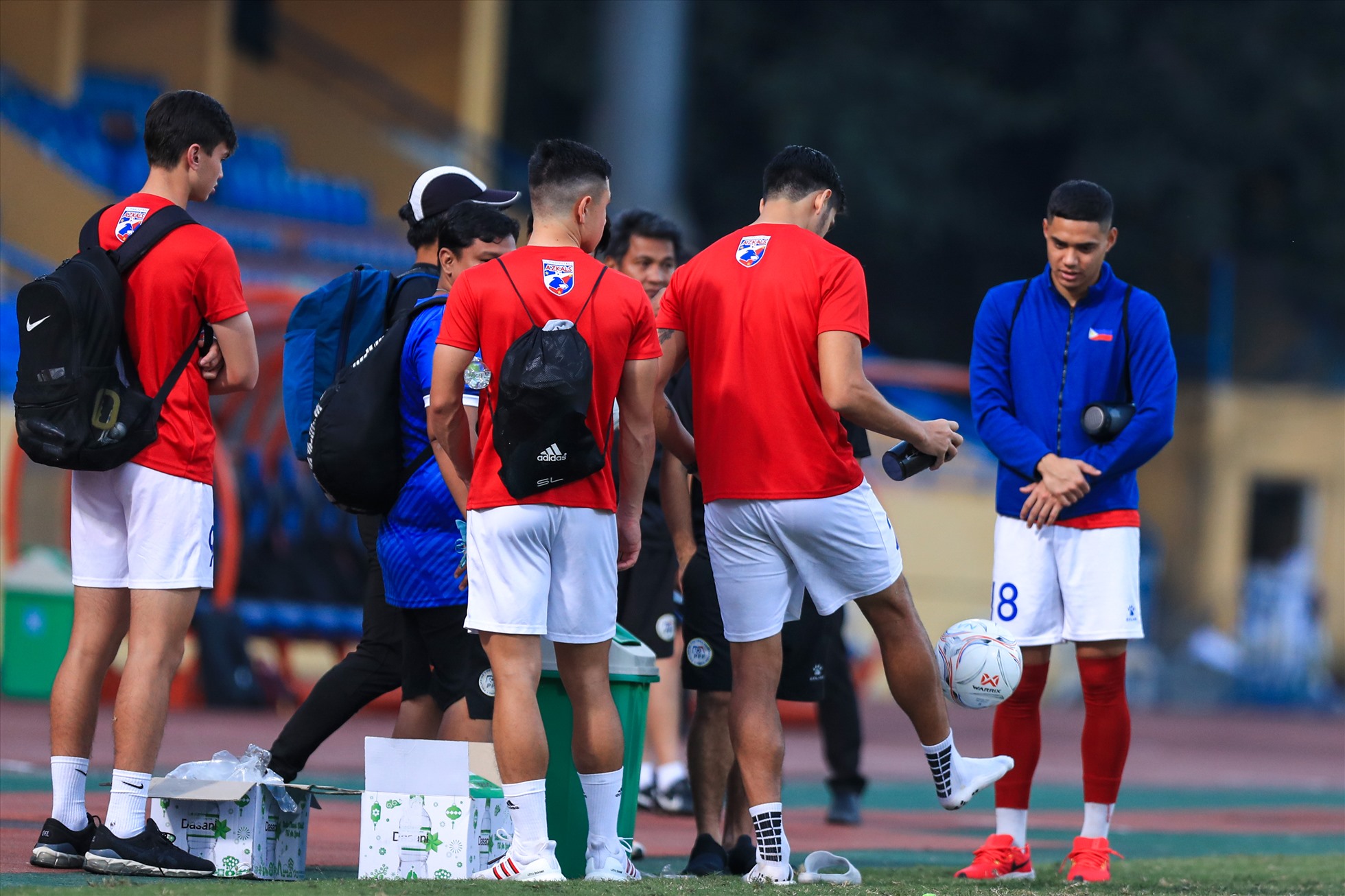 Các cầu thủ Philippines vẫn chưa nhận được số bóng thi đấu từ ban tổ chức nên trò chuyện và bàn luận rất xôm khi huấn luyện viên Park Hang-seo cho mượn.