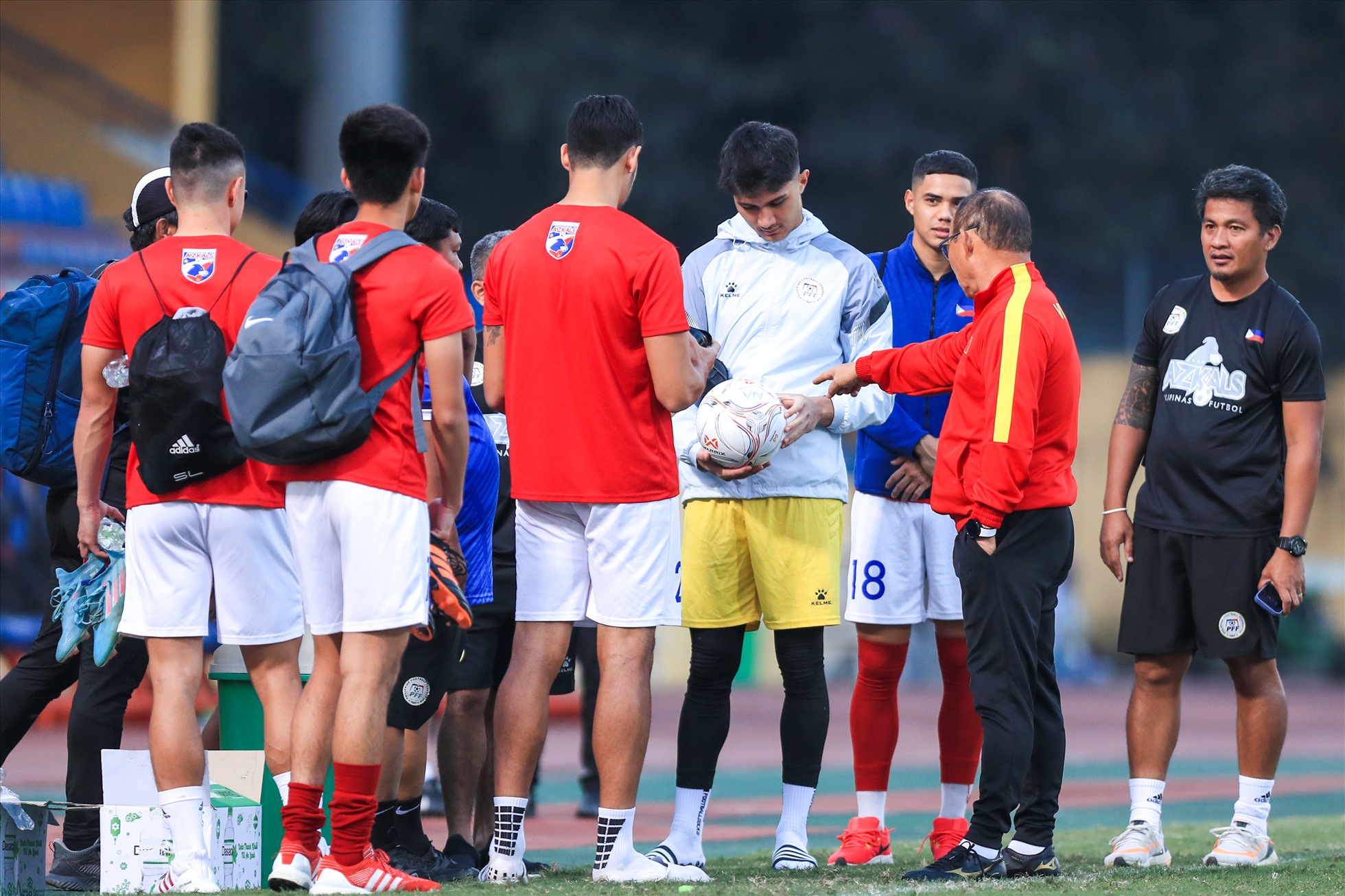 Ông thầy người Hàn Quốc còn tới trò chuyện cùng các cầu thủ đội tuyển Philippines.