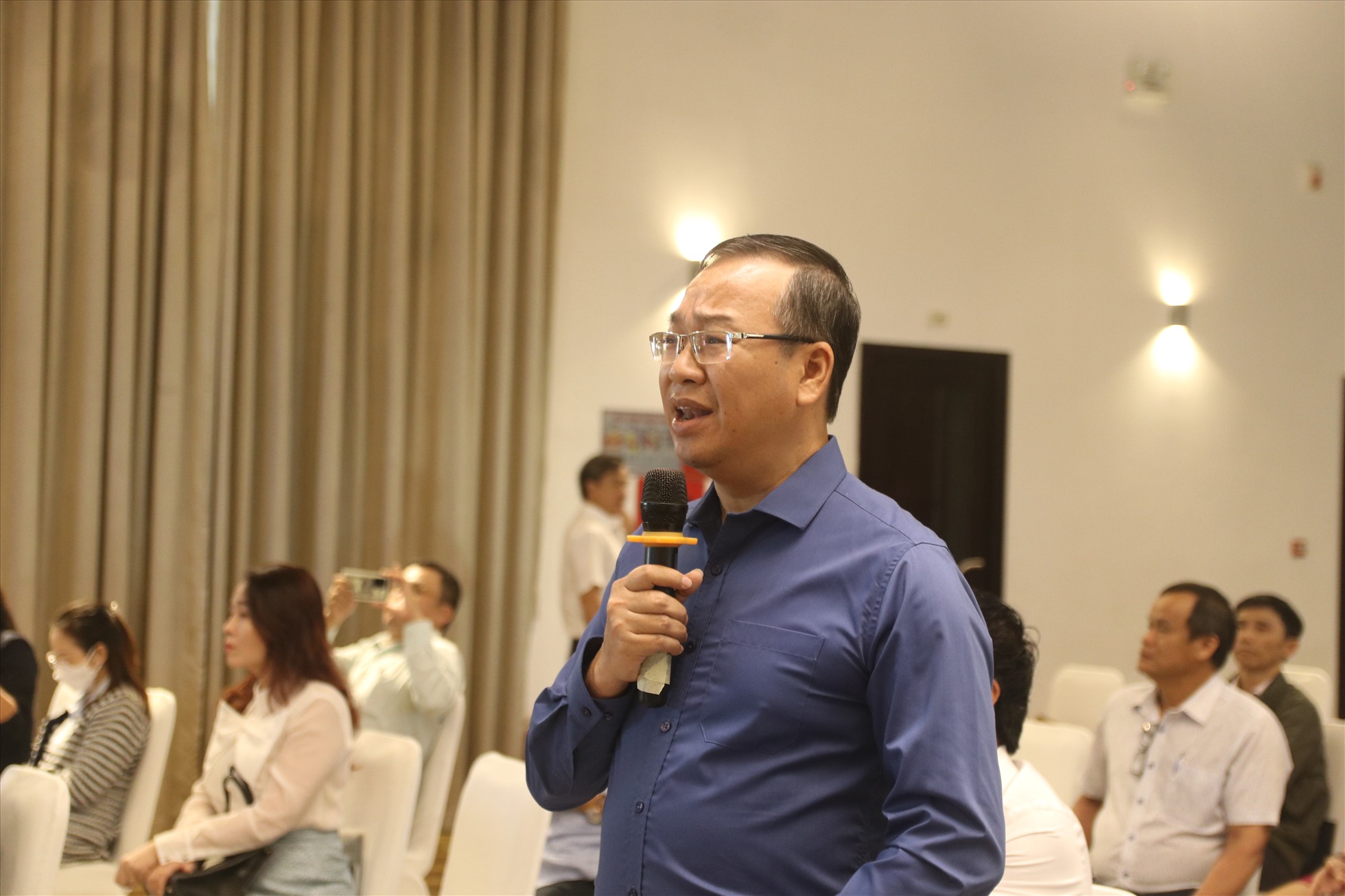 Tại hội nghị đối thoại doanh nghiệp lần thứ 2 năm 2022, đại diện doanh nghiệp du lịch Khánh Hòa tiếp tục kiến nghị xem xét bỏ quy định hạn chế xe lưu thông tại một số tuyến đường ở Nha Trang. Ảnh: Phương Linh