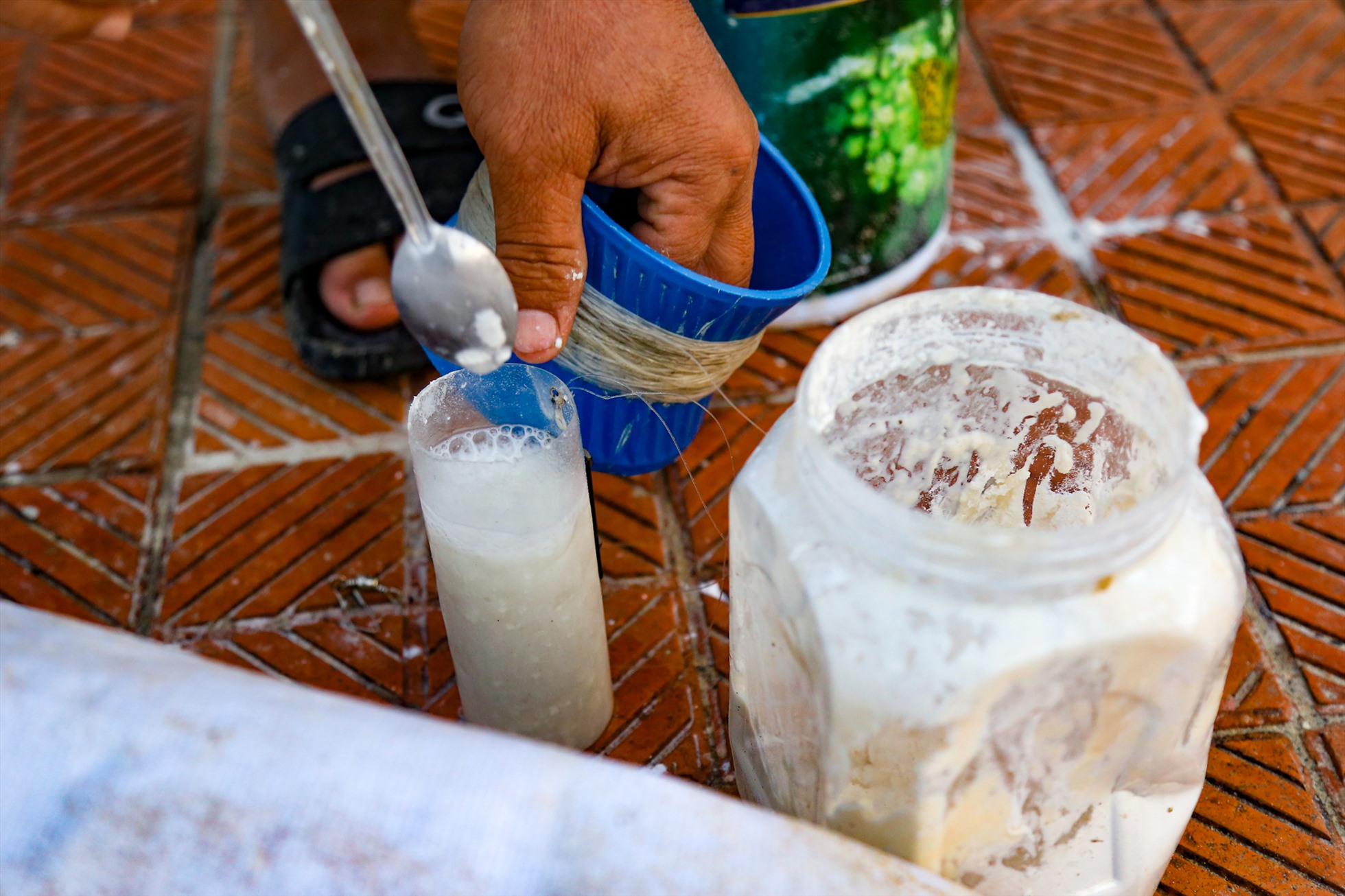 Bột mì được cho vào chai cùng một ít nước, khuấy đều, sau đó thả xuống nước, mỗi khi dây cước rung lên báo hiệu cá đã “cắn câu”. Lúc này, người câu chỉ việc kéo chai lên khỏi mặt nước và thu hoạch thành quả.