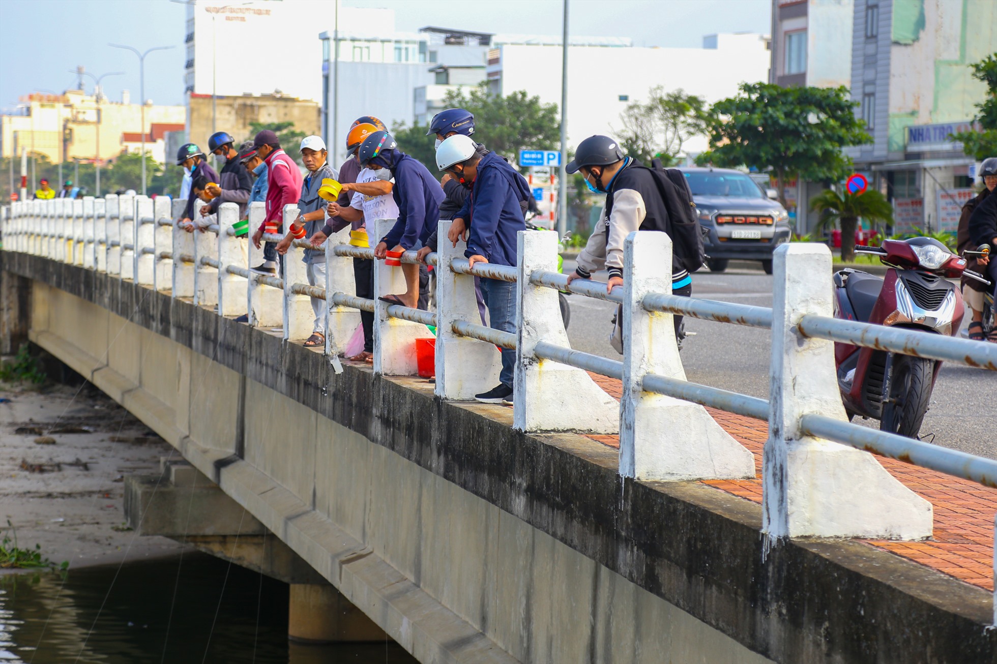Không chỉ khu vực bờ kè, trên cầu Phú Lộc cũng rất đông người tập trung câu cá.