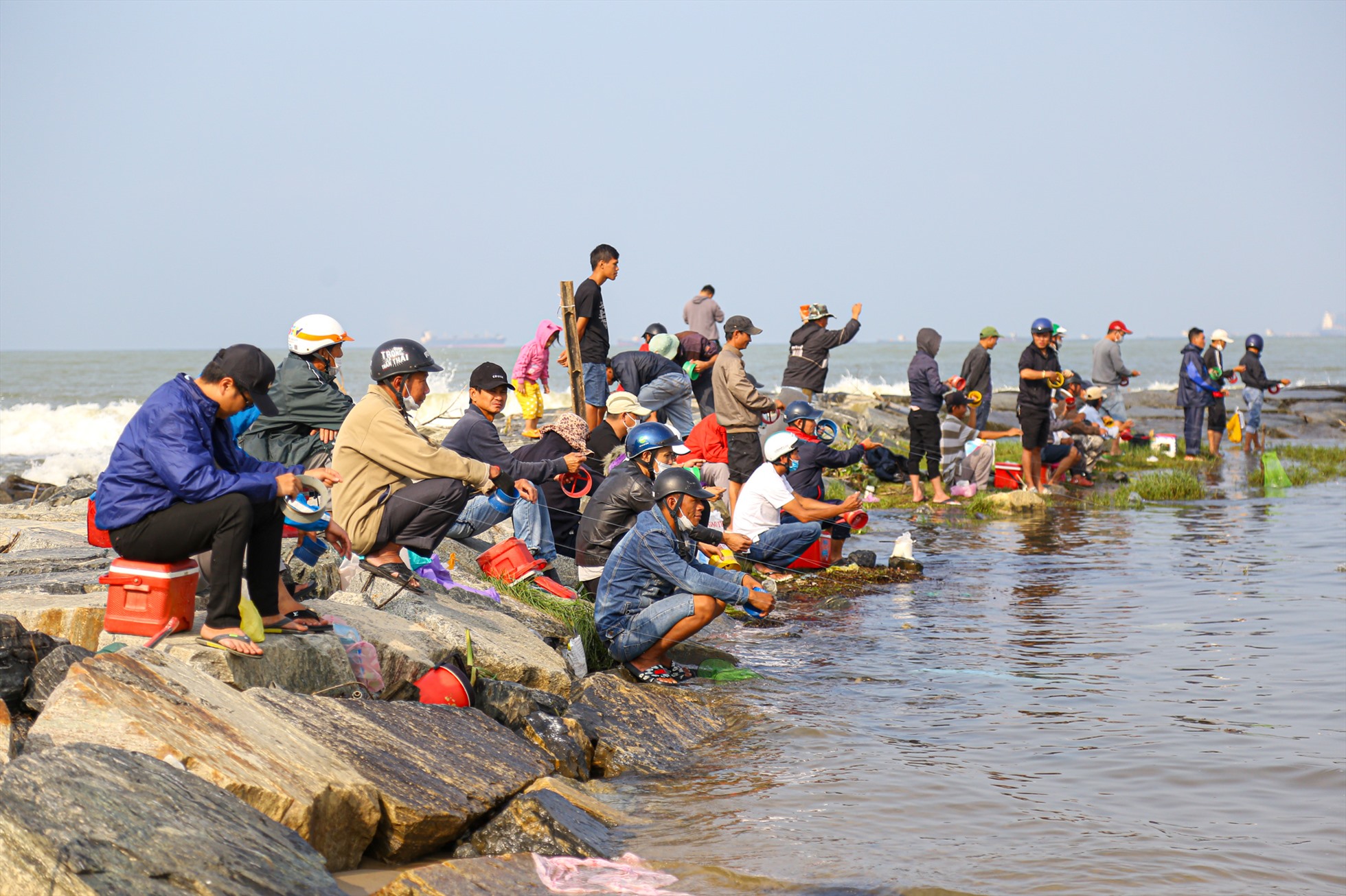 Khu vực kè chắn sóng trên biển Nguyễn Tất Thành, đoạn qua sông Phú Lộc (phường Thanh Khê Tây, quận Thanh Khê, TP Đà Nẵng) vào mỗi chiều đều tập trung hàng chục người đến đây câu cá đối để giải trí.