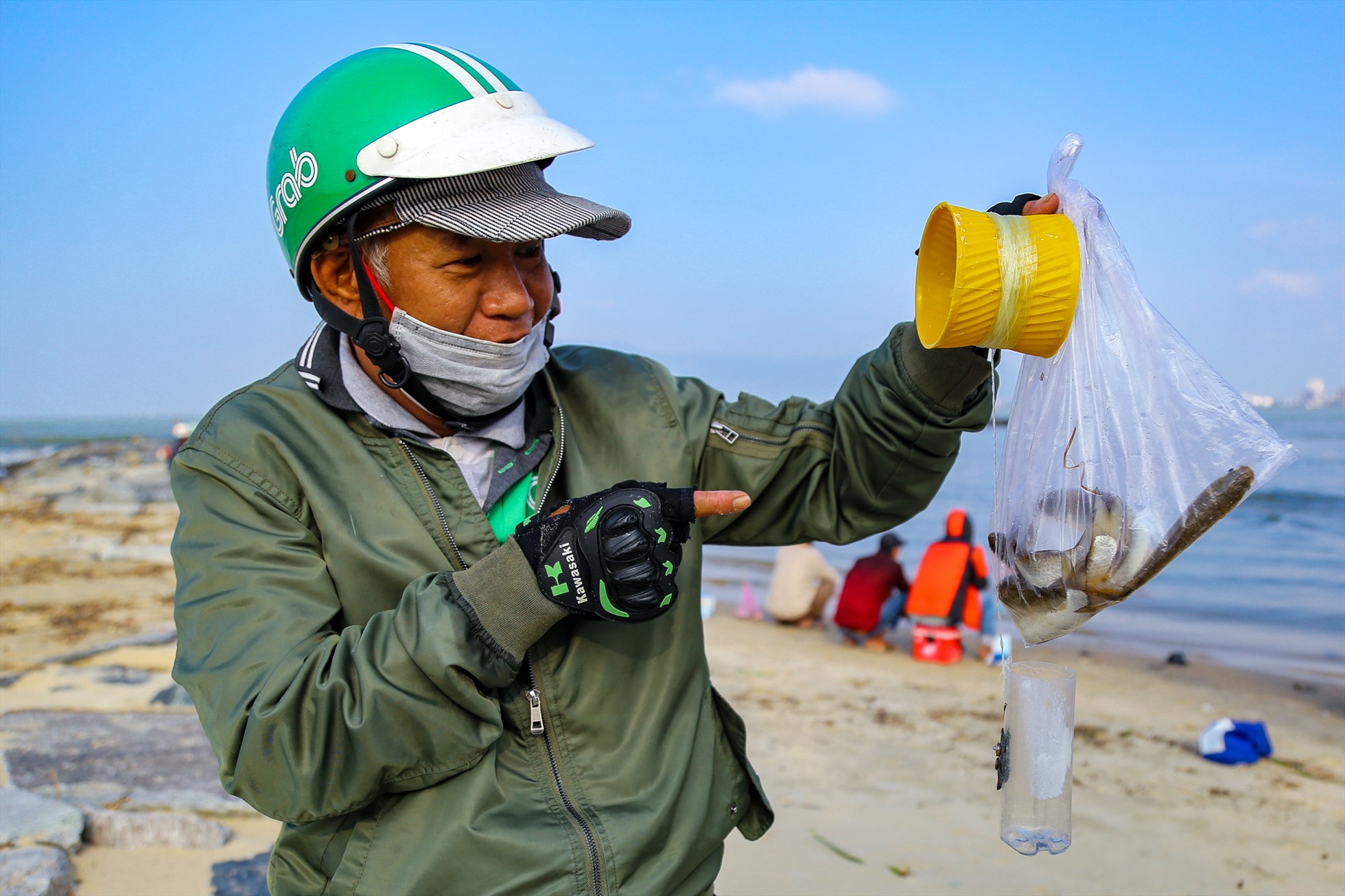 Một “cần thủ” phấn khởi với thành quả thu về sau một buổi câu.