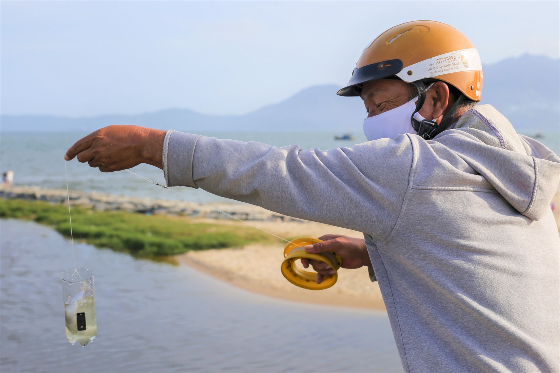Theo như những người này lý giải, đặc tính cá đối chỉ thích ăn các dạng tảo, các mảnh vụn của trầm tích đáy nên người câu sử dụng bột mì làm mồi. Ngoài ra, đặc tính loại cá này chỉ bơi thẳng nên một khi đã chui vào chai thì khó lòng thoát ra được nên mới có cách câu cá độc đáo này.