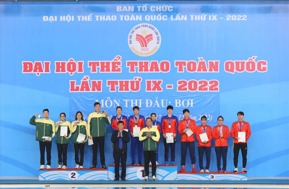 Đoàn Quân đội giành huy chương vàng tiếp sức 4x100m, phá kỷ lục đại hội. Ảnh: Bùi Lượng