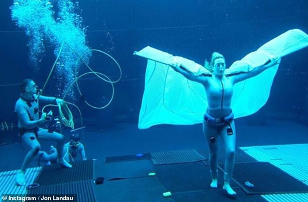 Hình ảnh Kate Winslet trầm mình dưới nước không bình dưỡng khí khiến khán giả trầm trồ. Ảnh: Nhà sản xuất cung cấp