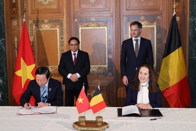 Thủ tướng Phạm Minh Chính và Thủ tướng Alexander De Croo chứng kiến lễ ký Ý định thư hợp tác giữa Bộ Tài nguyên và Môi trường với Bộ Biển Bắc của Vương quốc Bỉ. Ảnh: VGP
