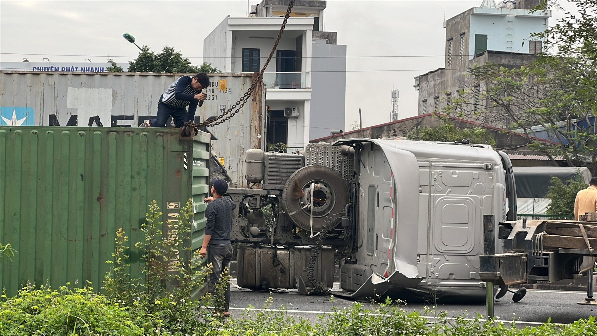 Lực lượng chức năng đã có mặt tại hiện trường để phân luồng giao thông. Ảnh: CTV