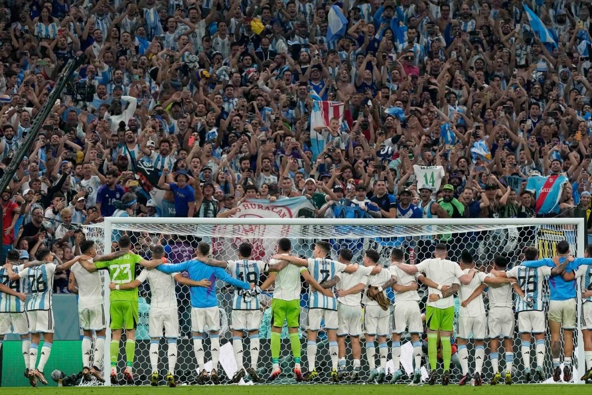 Chiến thắng đến với Argentina nhờ sự nỗ lực đồng đội cùng với khả năng ghi bàn của Messi trong trận đấu với Croatia. Xem hình ảnh này để cảm nhận được niềm vui của cầu thủ và cổ động viên Argentina khi đội tuyển giành được chiến thắng.