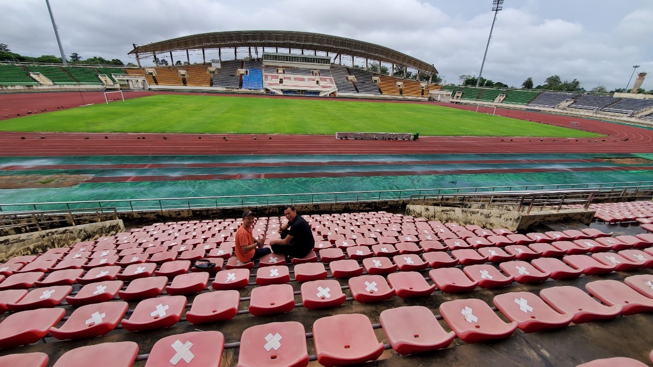 Tấn Trường cùng đoàn phim thực hiện một số cảnh quay tại Thủ đô Viêng Chăn, Lào - nơi ghi dấu kỷ niệm buồn của anh tại chung kết môn bóng đá nam SEA Games 2009. Ảnh: Lê Nguyễn