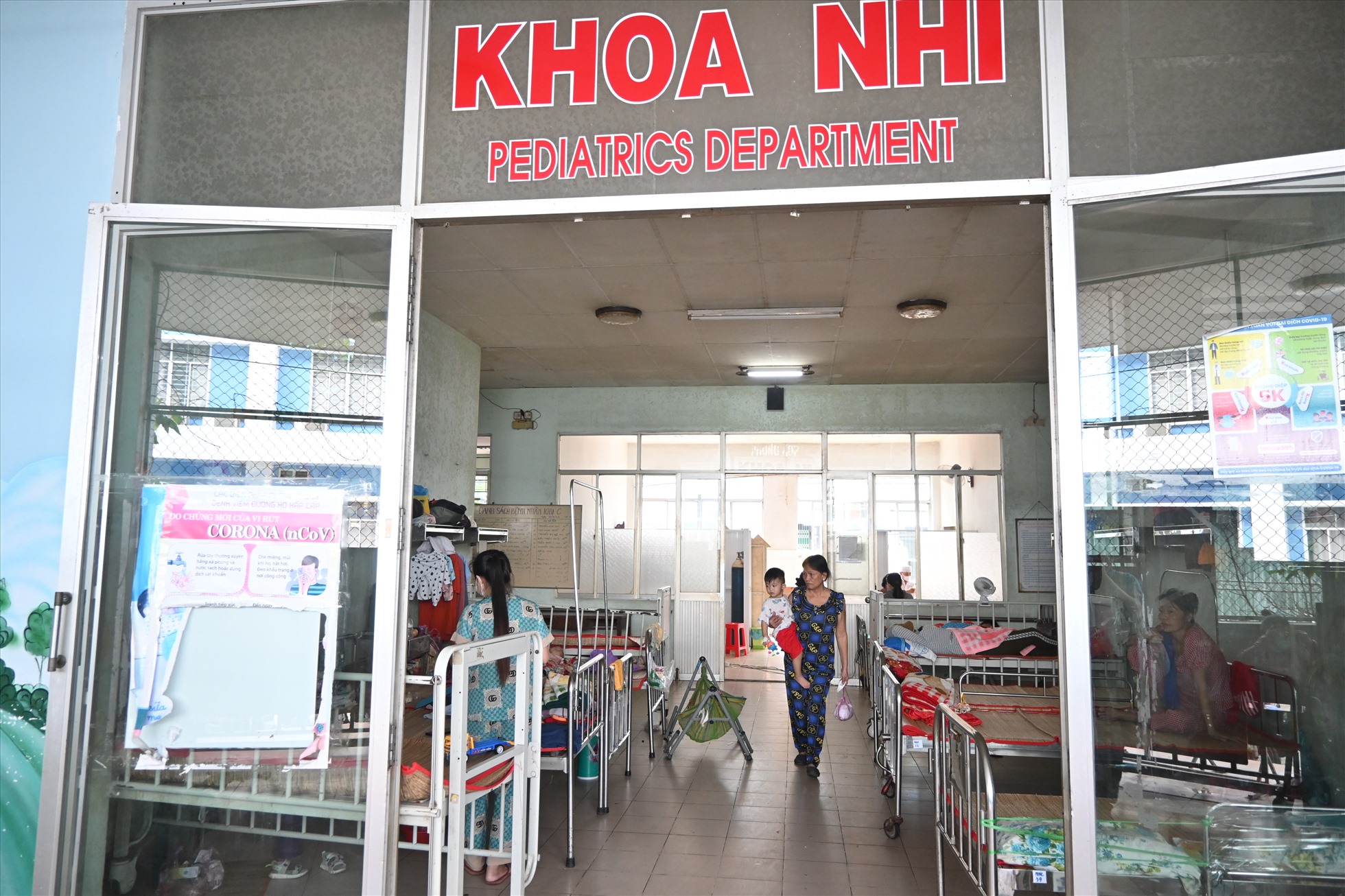 Tại bệnh viện đa khoa trung tâm Tiền Giang thì hành lang lối đi phải tận dụng để làm giường bệnh.