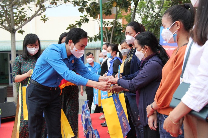 Ông Nguyễn Duy Minh, Chủ tịch LĐLĐ thành phố Đà Nẵng tặng quà Tết đến người lao động khó khăn năm 2022. Ảnh: Tường Minh