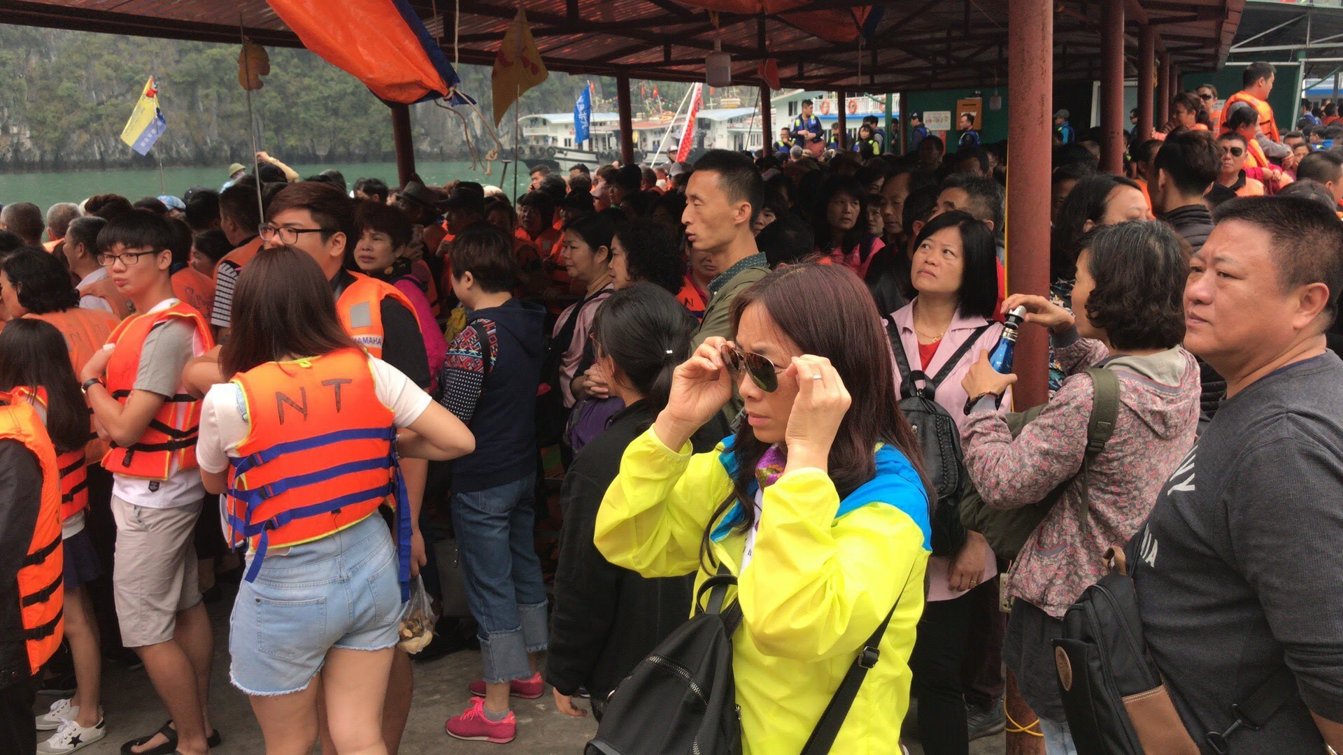 Những người làm du lịch ở Quảng Ninh kỳ vọng lượng khách đường bộ Trung Quốc nhập cảnh qua Móng Cái sẽ nhiều hơn cả thời điểm trước khi có dịch COVID-19. Ảnh: Nguyễn Hùng