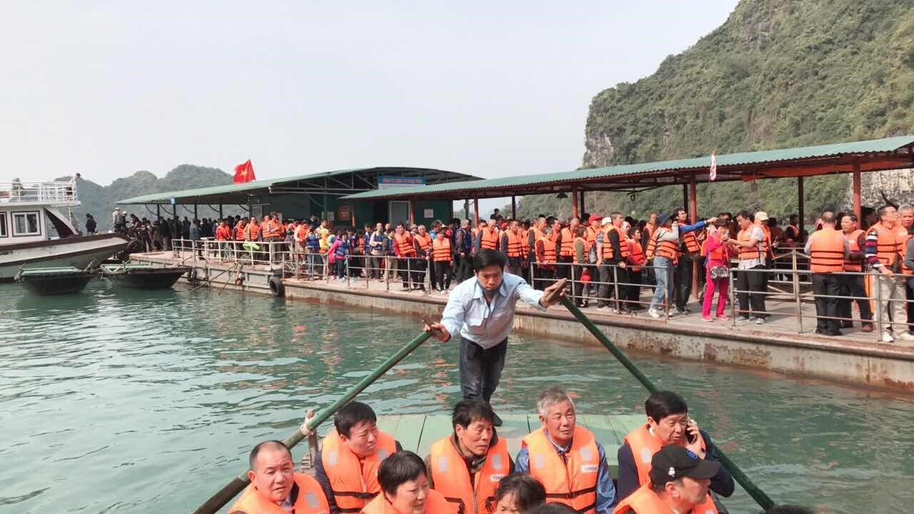 Du khách Trung Quốc đi đò lan tham quan hang Luồn trên vịnh Hạ Long cuối năm 2019. Ảnh: Nguyễn Hùng