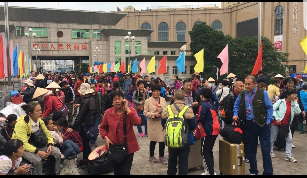Du khách Trung Quốc xếp hàng trên cầu Bắc Luân đợi làm thủ tục nhập cảnh vào Móng Cái cuối năm 2019. Ảnh: Nguyễn Hùng