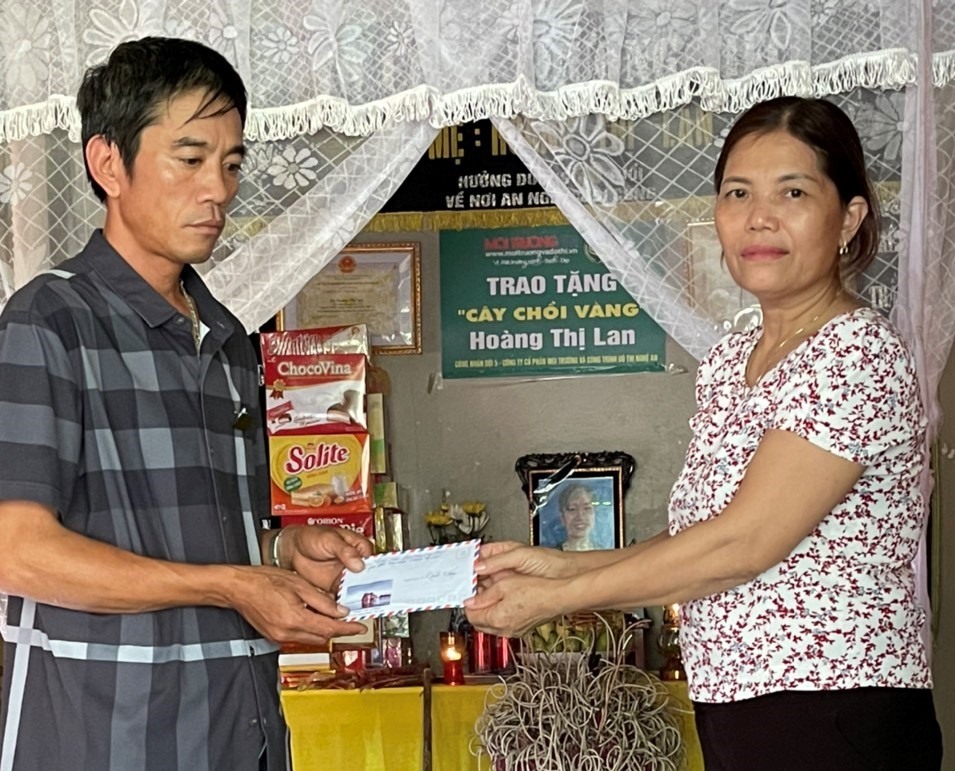 Đại diện Quỹ Xã hội từ thiện Tấm lòng Vàng trao 3 triệu đồng hỗ trợ gia đình nữ công nhân Hoàng Thị Lan. Ảnh: Quang Đại